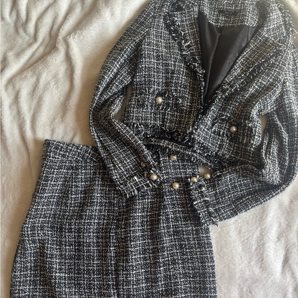 Elegant Black and White Tweed Jacket and Skirt Set - Picture 1 of 4